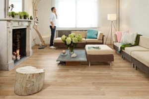 Ламинат с фаской "Вяз Карамельный" из коллекции Xperience от Balterio, размер доски 1257х190,5х8 мм Ламинат с фаской "Вяз Карамельный" из коллекции Xperience от Balterio, размер доски 1257х190,5х8 мм