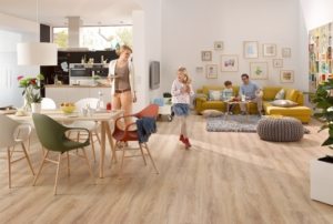 Ламинат с фаской "Орех Мансония" от Egger, 33 класс, размер доски 1292х245х10 мм Ламинат с фаской "Орех Мансония" от Egger, 33 класс, размер доски 1292х245х10 мм