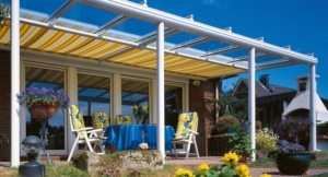 Примыкающие к дому навесы одной стороной опираются на стойки, а другой крепятся к стене капитального строения Примыкающие к дому навесы одной стороной опираются на стойки, а другой крепятся к стене капитального строения