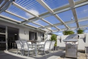 Навес из поликарбоната покрывает большую часть двора Навес из поликарбоната покрывает большую часть двора