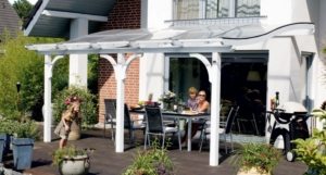 Навес с волнообразной крышей, покрытый поликарбонатом Навес с волнообразной крышей, покрытый поликарбонатом