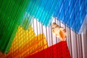 Благодаря большому разнообразию расцветок поликарбоната можно построить оригинальный и яркий навес Благодаря большому разнообразию расцветок поликарбоната можно построить оригинальный и яркий навес