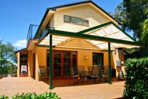 Навес, пристроенный к дому, с металлическим каркасом Навес, пристроенный к дому, с металлическим каркасом