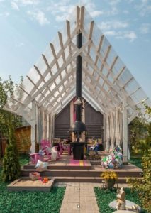 Необычный навес с двускатной крышей, пристроенный к деревянному дому Необычный навес с двускатной крышей, пристроенный к деревянному дому