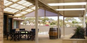 Благодаря своим свойствам поликарбонат является самым востребованным материалом для покрытия навесов Благодаря своим свойствам поликарбонат является самым востребованным материалом для покрытия навесов