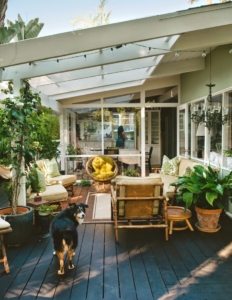 Покрытие из поликарбоната поможет с комфортом проводить время на свежем воздухе даже в ненастные дни Покрытие из поликарбоната поможет с комфортом проводить время на свежем воздухе даже в ненастные дни