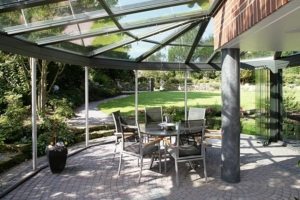 Сложная конструкция навеса с покрытием из прозрачного поликарбоната Сложная конструкция навеса с покрытием из прозрачного поликарбоната