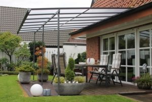 Навес, примыкающий к дому, с каркасом из профильной трубы Навес, примыкающий к дому, с каркасом из профильной трубы