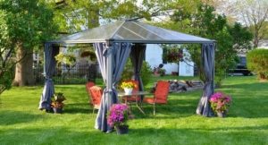 Современные навесы из поликарбоната – легкие, изящные и функциональные конструкции Навесы из поликарбоната во дворе частного дома: фото оригинальных конструкций