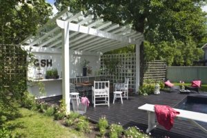 В качестве покрытия крыши навеса выступает прозрачный поликарбонат В качестве покрытия крыши навеса выступает прозрачный поликарбонат