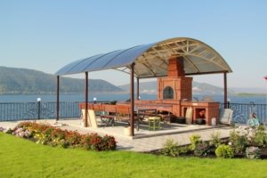 Навес во дворе частного дома может стать излюбленным местом для проведения времени с семьей Навес во дворе частного дома может стать излюбленным местом для проведения времени с семьей