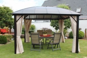 Навес должен гармонично вписываться в дизайн приусадебного участка Навес должен гармонично вписываться в дизайн приусадебного участка