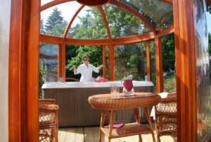 Навес, изготовленный из поликарбоната, в форме купола Навес, изготовленный из поликарбоната, в форме купола