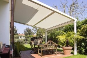 Навес во дворе, пристроенный одной стороной к стене дома Навес во дворе, пристроенный одной стороной к стене дома