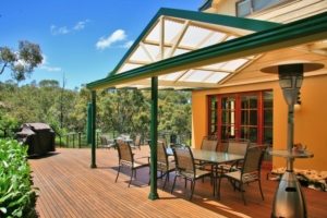 Примыкающий к дому навес с двускатной крышей Примыкающий к дому навес с двускатной крышей