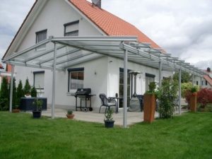 Навес из поликарбоната, пристроенный к стене дома Навес из поликарбоната, пристроенный к стене дома