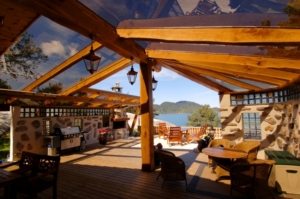 Каркас навеса с двускатной крышей выполнен из дерева Каркас навеса с двускатной крышей выполнен из дерева