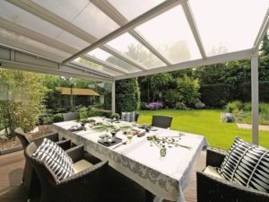 Поликарбонат отлично пропускает солнечный свет, при этом защищая от ультрафиолетового излучения Поликарбонат отлично пропускает солнечный свет, при этом защищая от ультрафиолетового излучения