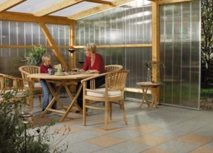 Навес из поликарбоната надежно защитит и от яркого солнца, и от дождя Навес из поликарбоната надежно защитит и от яркого солнца, и от дождя