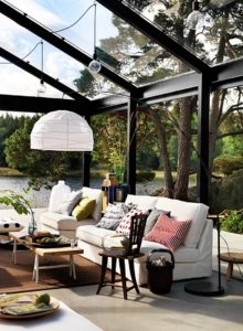 Двускатная крыша навеса покрыта прозрачным монолитным поликарбонатом Двускатная крыша навеса покрыта прозрачным монолитным поликарбонатом