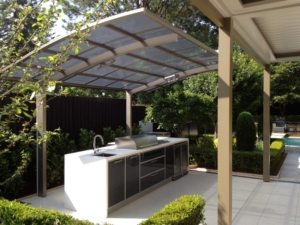 Под навесом во дворе частного дома оборудована кухня Под навесом во дворе частного дома оборудована кухня