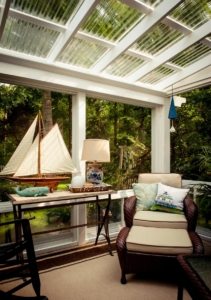 Под навесом из поликарбоната можно разместить мягкую мебель, создав уютную зону отдыха Под навесом из поликарбоната можно разместить мягкую мебель, создав уютную зону отдыха