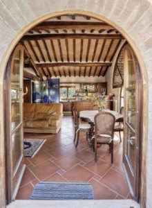 Напольная плитка отлично подходит для создания интерьера в деревенском стиле Напольная плитка отлично подходит для создания интерьера в деревенском стиле