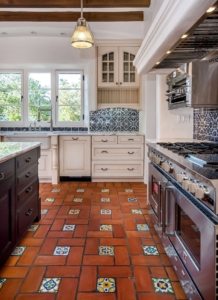 Плитка с ярким орнаментом станет оригинальным украшением интерьера Плитка с ярким орнаментом станет оригинальным украшением интерьера