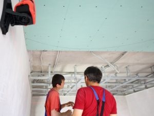 В межпотолочном пространстве легко спрятать трубы и провода В межпотолочном пространстве легко спрятать трубы и провода