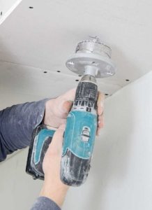 Для вырезания отверстий под светильники используется дрель со специальной насадкой Для вырезания отверстий под светильники используется дрель со специальной насадкой