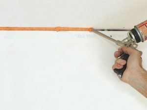 Обработка швов между глистами ГКЛ герметиком Обработка швов между глистами ГКЛ герметиком