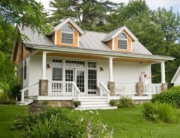 Одноэтажный каркасный дом облицован виниловым сайдингом Одноэтажный каркасный дом облицован виниловым сайдингом