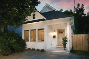 Небольшой дачный дом построен по каркасной технологии Небольшой дачный дом построен по каркасной технологии