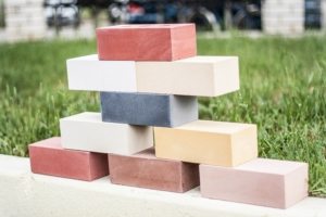 Современные технологии позволяют выпускать силикатный кирпич различных цветов
