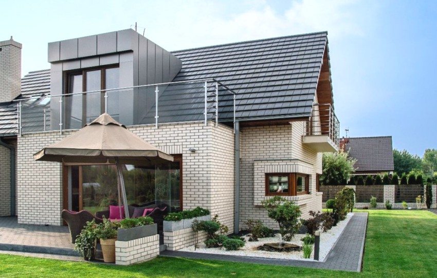 Дом построен с применением белого силикатного кирпича