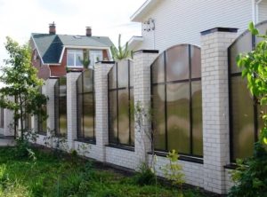 Силикатный кирпич отлично подходит для строительства заборов Силикатный кирпич отлично подходит для строительства заборов