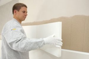 Приклеивая утеплитель можно использовать уровень для выравнивания поверхности Приклеивая утеплитель можно использовать уровень для выравнивания поверхности