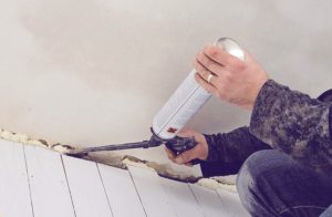 От щелей на лоджии можно избавится с помощью монтажной пены От щелей на лоджии можно избавится с помощью монтажной пены