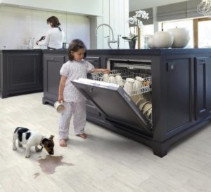 При выборе покрытия для кухни лучше отдать предпочтение водостойкому ламинату При выборе покрытия для кухни лучше отдать предпочтение водостойкому ламинату