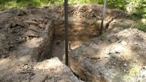 Монтаж контура заземления во дворе частного дома Монтаж контура заземления во дворе частного дома