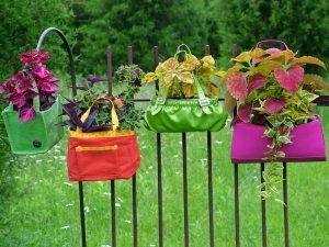 Мини-клумбы, устроенные в сумках ярких цветов