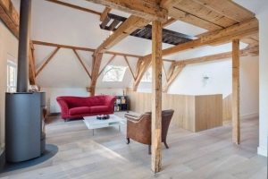 Дополнительно отапливать чердачное помещение можно с помощью дровяной печи Дополнительно отапливать чердачное помещение можно с помощью дровяной печи