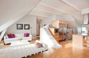 На просторной мансарде обустроена полноценная мини-квартира На просторной мансарде обустроена полноценная мини-квартира