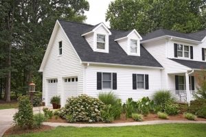 Двухэтажный дом с мансардным помещением и гаражом на два автомобиля Двухэтажный дом с мансардным помещением и гаражом на два автомобиля