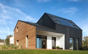 Современный дом с двумя отдельными мансардными помещениями Современный дом с двумя отдельными мансардными помещениями