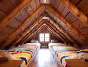 Маленький узкий чердак оборудован в комфортабельную спальню Маленький узкий чердак оборудован в комфортабельную спальню