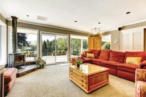 Печь-камин из металла в загородном доме Печь-камин из металла в загородном доме