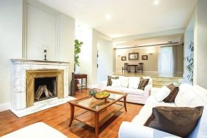 Камин на дровах в гостиной загородного дома Камин на дровах в гостиной загородного дома