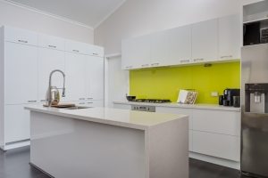 Яркий контрастный фартук на фоне белой кухни Яркий контрастный фартук на фоне белой кухни