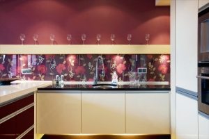 Прозрачная стеклянная панель установлена поверх цветных обоев Прозрачная стеклянная панель установлена поверх цветных обоев